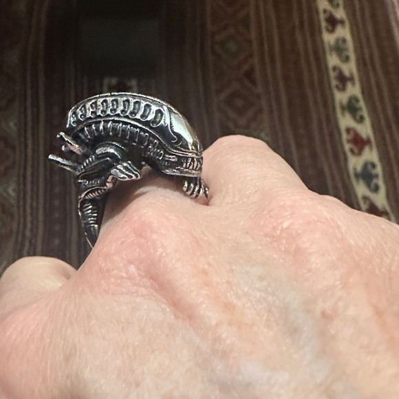 Unique Silver-Tone Alien Ring - Picture 2 of 3